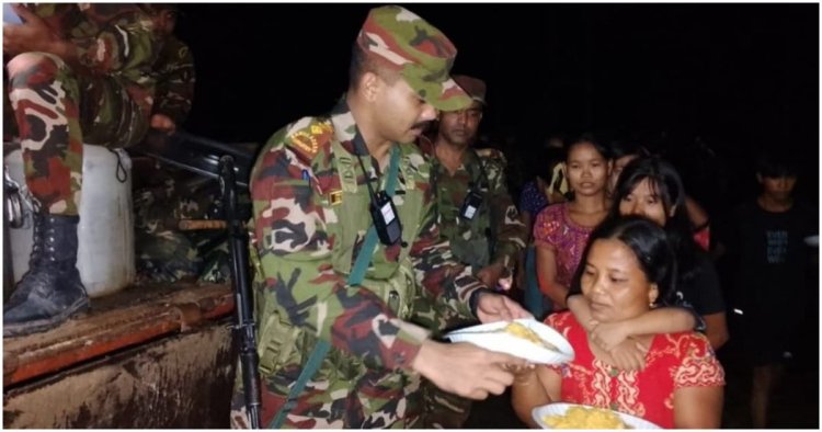 বাংলাদেশ সেনাবাহিনী খাগড়াছড়িতে বন্যা কবলিত মানুষের পাশে