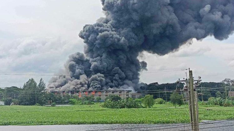 কুমিল্লায় প্রাণ-আরএফএল গুদামে আগুন