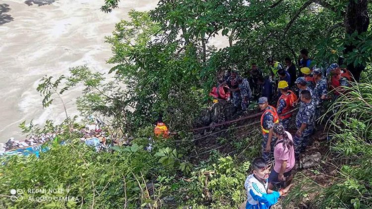 নেপালে বাস নদীতে পড়ে নিহত ১৪ : ভিডিও