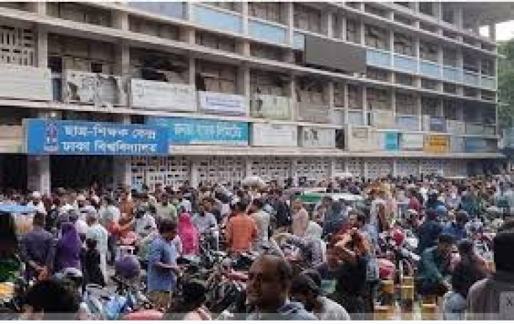 বন্যাকবলিতদের ত্রাণ দিতে টিএসসিতে মানুষের উপচেপড়া ভিড়