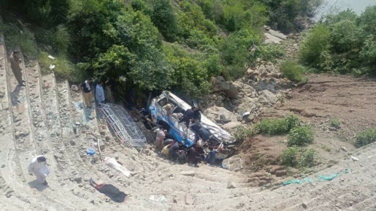 পাকিস্তানে মর্মান্তিক সড়ক দুর্ঘটনা, বাস খাদে পড়ে নিহত ২০