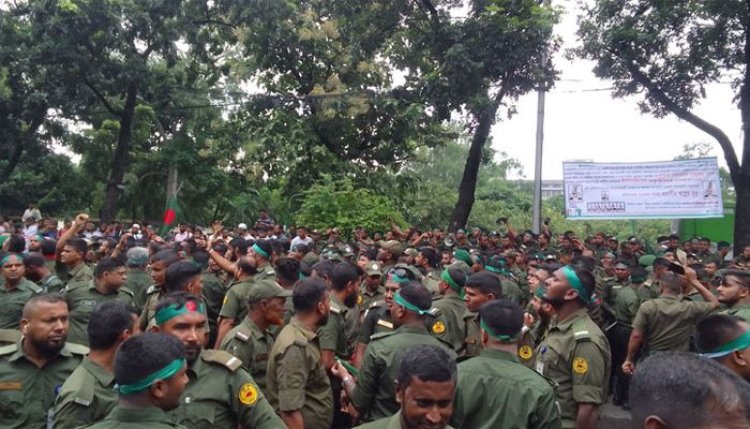আনসারদের অবস্থানে দিনভর অবরুদ্ধ সচিবালয় রাতে উত্তেজনা