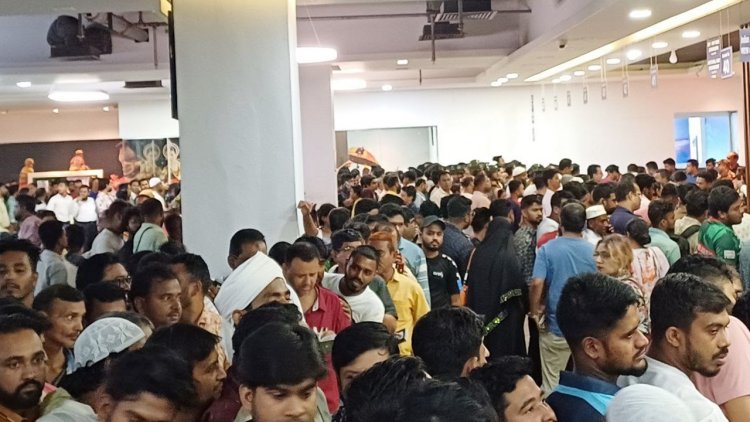 ভারতীয় ভিসা সেন্টারে বাংলাদেশিদের বিক্ষোভ