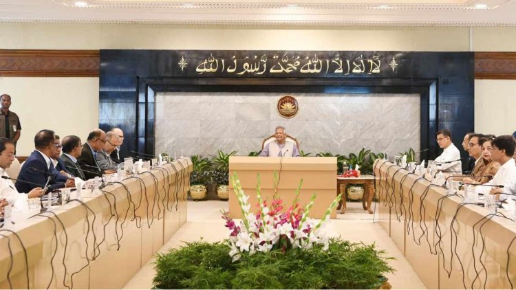 সচিবদের সঙ্গে প্রথম বৈঠকে বসেছেন প্রধান উপদেষ্টা