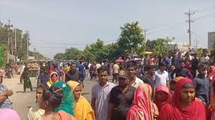 ১৪ দফা দাবিতে কর্মবিরতিতে শ্রমিকরা