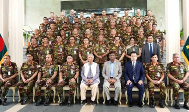 দেশের ক্রান্তিলগ্নে সেনাবাহিনী মানুষের পাশে দাঁড়িয়েছে: প্রধান উপদেষ্টা