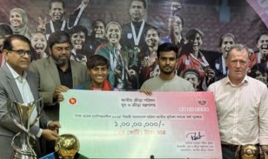 সাফজয়ী নারী দলকে ১ কোটি টাকা উপহার দিলেন ক্রীড়া উপদেষ্টা