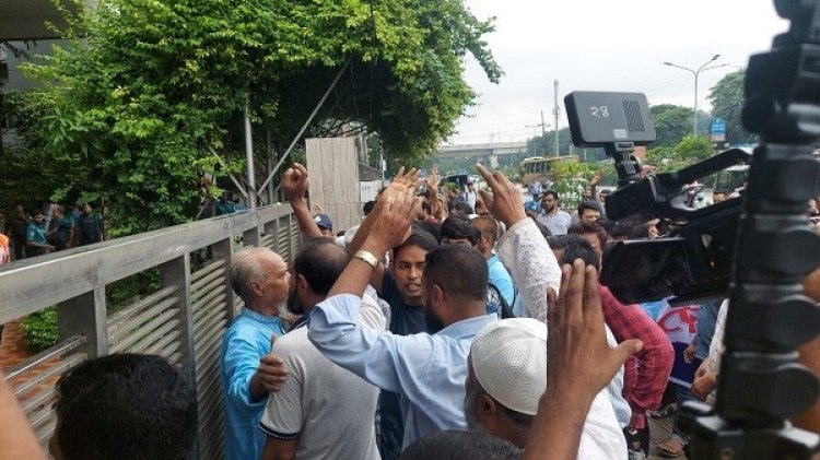 বিএসইসি চেয়ারম্যানসহ কর্মকর্তারা অবরুদ্ধ