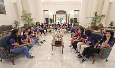 সংবর্ধনা নিতে যমুনায় সাফজয়ী নারী ফুটবলাররা