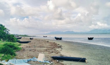  রাখাইনের বোমার শব্দে কাঁপছে টেকনাফ সীমান্ত