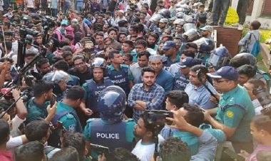 জবি শিক্ষার্থীদের দাবি পূরণের প্রতিশ্রুতি উপদেষ্টা নাহিদের