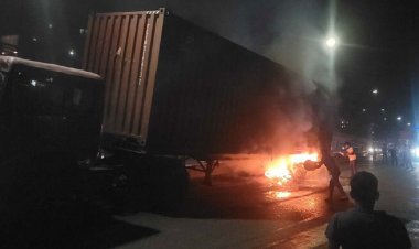  মধ্যরাতে রাজধানীতে লরিতে আগুন