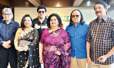 বিশেষ আয়োজনে একফ্রেমে ছয় তারকা