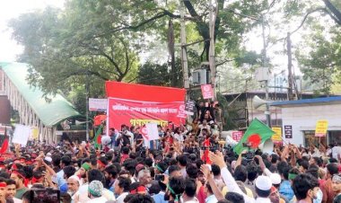 প্রেস ক্লাবের সামনে ব্যাটারিচালিত রিকশাচালকদের অবস্থান