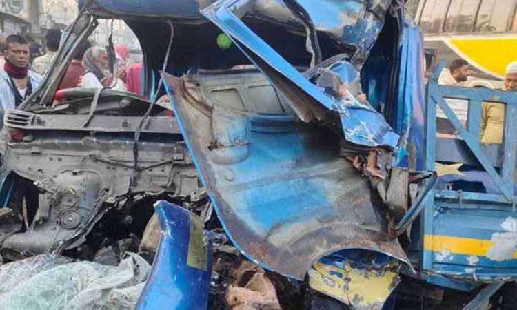 টাঙ্গাইলে বাস-পিকআপ সংঘর্ষে প্রাণ গেল ৪ জনের