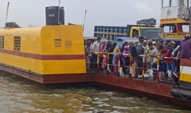  ঘন কুয়াশায় পথ হারালো ফেরি, ৯৯৯ ফোনে বরযাত্রীসহ ২০০ জনকে উদ্ধার