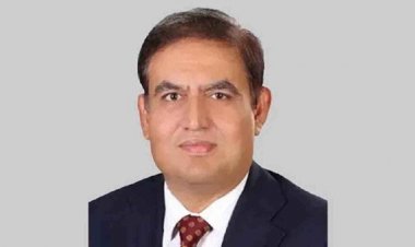 সাবেক সচিব ইসমাইল বিমানবন্দরে গ্রেপ্তার