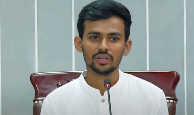 সচিবালয়ের আগুনে ‘ষড়যন্ত্রের গন্ধ’ পাচ্ছেন উপদেষ্টা আসিফ মাহমুদ