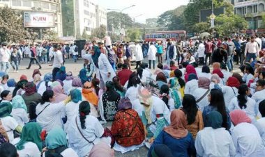  ভাতা বাড়ানোর দাবিতে শাহবাগ অবরোধ প্রশিক্ষণার্থী চিকিৎসকদের