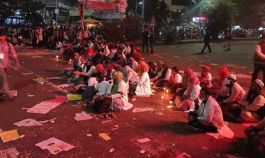 সরকারের সিদ্ধান্ত প্রত্যাখ্যান করে ট্রেইনি চিকিৎসকদের অবরোধ অব্যাহত