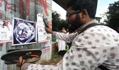 ঢাবিতে হাসিনার প্রতিকৃতিতে ‘গণজুতা নিক্ষেপ’