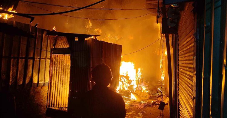  ভোরের আগুনে পুড়লো বনানী বস্তির ঘর