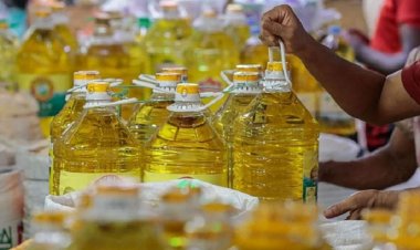 নতুন বছরেও তেলের বাজারে অস্থিরতা প্রতি লিটার খোলা সয়াবিন তেল বিক্রি হয়েছে ২৮ টাকা বেশি দরে