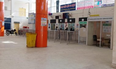 ট্রেন বন্ধ, টিকিট ফেরত দিতে স্টেশনে মাইকিং