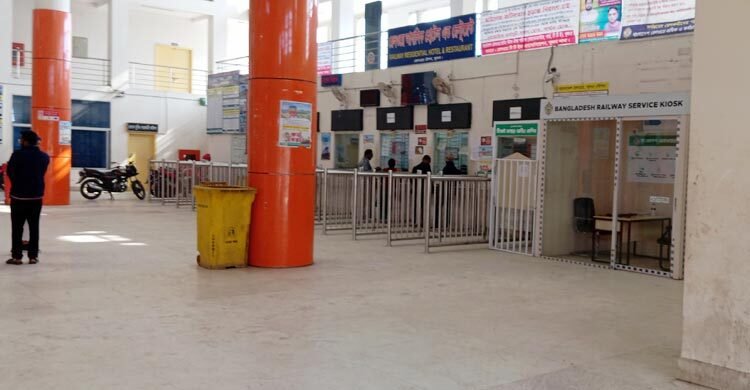 ট্রেন বন্ধ, টিকিট ফেরত দিতে স্টেশনে মাইকিং