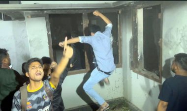 গেট ভেঙে ধানমন্ডি ৩২ নম্বরের বাড়িতে ঢুকে ছাত্র-জনতার ভাঙচুর