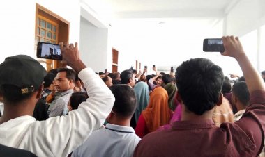 নিয়োগ বাতিলের রায়ের প্রতিবাদে শিক্ষকদের বিক্ষোভ-কান্না