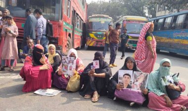 শেখ হাসিনার বিচারের দাবিতে শাহবাগ অবরোধ