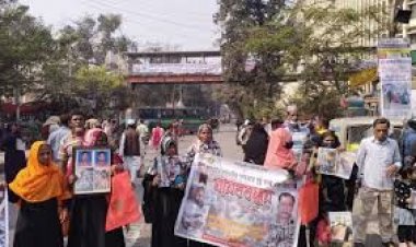 গণহত্যার বিচার দাবিতে শহিদ পরিবারের শাহবাগ অবরোধ