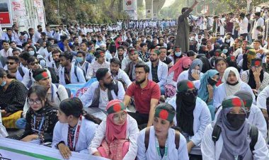 ৪ দফা দাবিতে শাহবাগে ম্যাটস শিক্ষার্থীদের অবস্থান