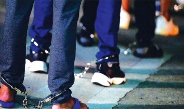 যুক্তরাষ্ট্র থেকে হাত-পায়ে শিকল পরানো অবস্থায় অভিবাসী ফেরত পাঠানোয় ভারতের ক্ষোভ