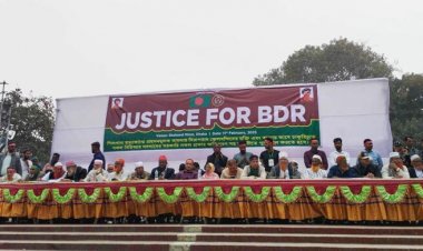  ৬ দাবিতে শহীদ মিনারে চাকরিচ্যুত বিডিআর সদস্যদের অবস্থান