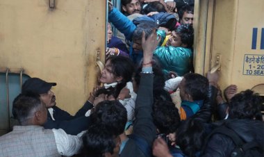 কুম্ভমেলায় যাওয়ার জন্য দিল্লি রেলস্টেশনে পদদলিত হয়ে নিহত ১৮