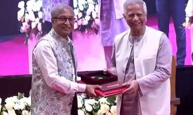 একুশে পদক তুলে দিলেন প্রধান উপদেষ্টা