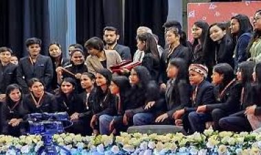 সাফজয়ী নারী ফুটবল দলের হাতে উঠল একুশে পদক