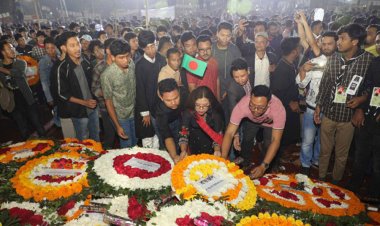 ভাষা শহীদদের শ্রদ্ধা জানাতে কেন্দ্রীয় শহীদ মিনারে মানুষের ঢল