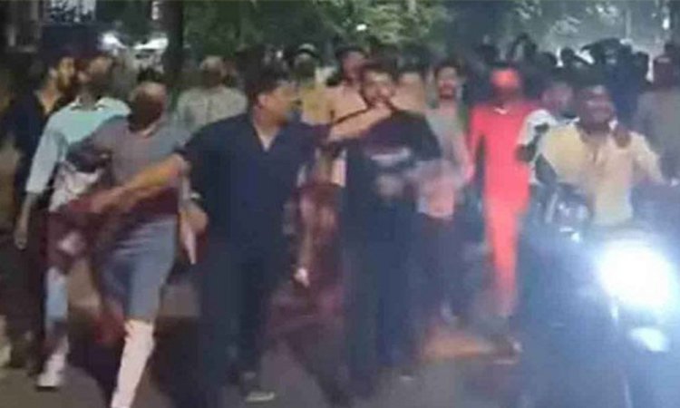 ৫ মিনিটের মিছিল করে গ্রেপ্তার ৫, এসআই বরখাস্ত