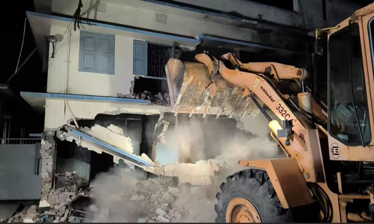 বরিশালে বুলডোজার দিয়ে গুঁড়িয়ে দেওয়া হলো সেরনিয়াবাতের বাড়ি