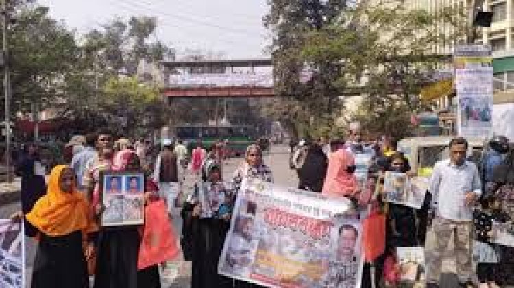 গণহত্যার বিচার দাবিতে শহিদ পরিবারের শাহবাগ অবরোধ