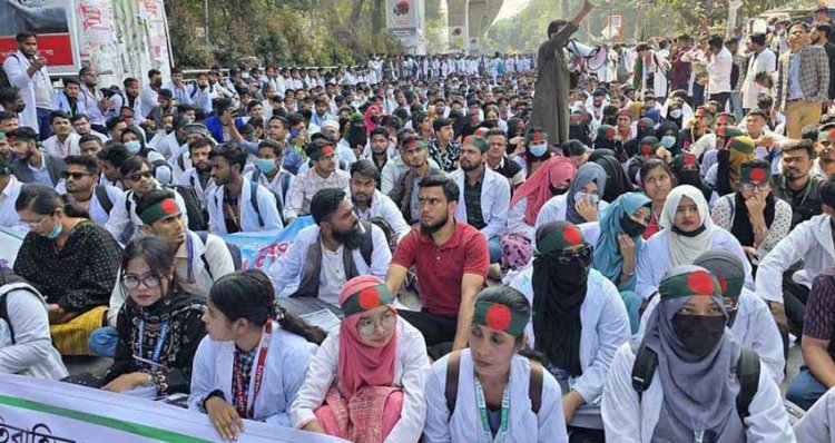 ৪ দফা দাবিতে শাহবাগে ম্যাটস শিক্ষার্থীদের অবস্থান