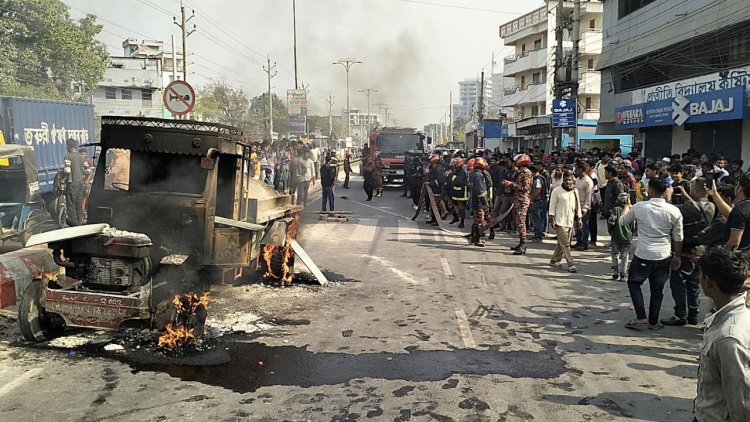 সড়কে স্কুলছাত্র নিহত, ঘাতক ট্রলিতে আগুন দিলো বিক্ষুব্ধ জনতা