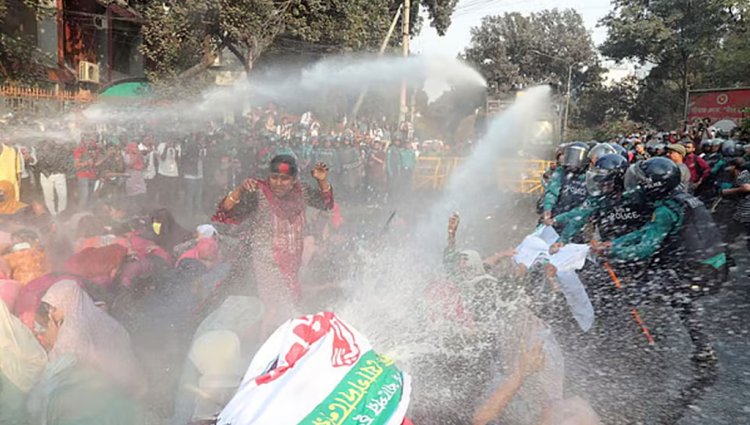 প্রাথমিকে নিয়োগপ্রত্যাশীদের আন্দোলনে পুলিশের বাধা, জলকামান নিক্ষেপ