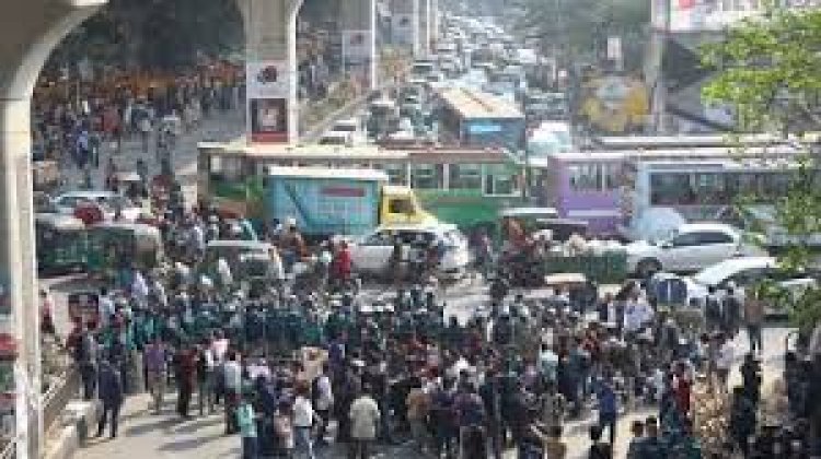 গণঅভ্যুত্থানে আহতদের পুনর্বাসন-ক্ষতিপূরণের দাবিতে শাহবাগে অবরোধ