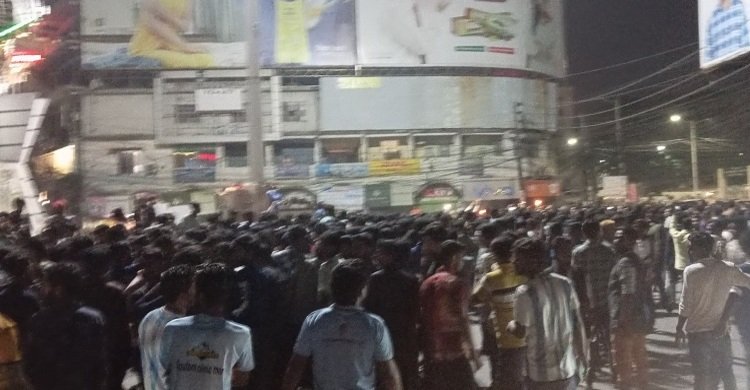 উত্তপ্ত খুলনা: শিববাড়ি মোড়ে ছাত্রদল ও বৈষম্যবিরোধীদের সমাবেশ