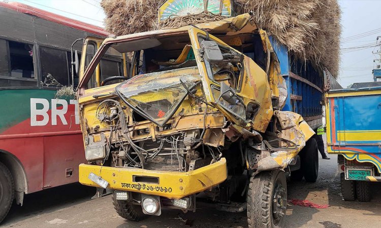 দাঁড়িয়ে থাকা ট্রাকে অপর ট্রাকের ধাক্কা, হেলপার নিহত