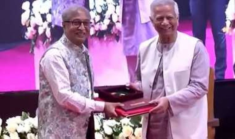 একুশে পদক তুলে দিলেন প্রধান উপদেষ্টা